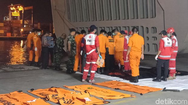 KN Sadewa, Bawa Delapan Kantong Jenazah Korban Lion Air (foto: detik.com)