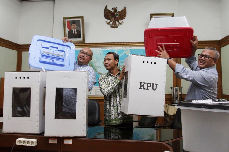 Ketua KPU RI Arief Budiman memeriksa kotak suara berbahan kertas karton (Foto: Kompas)