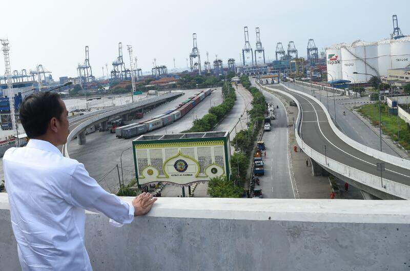 Presiden Joko Widodo memandangi proyek infrastruktur (Foto; Seputar Presiden)