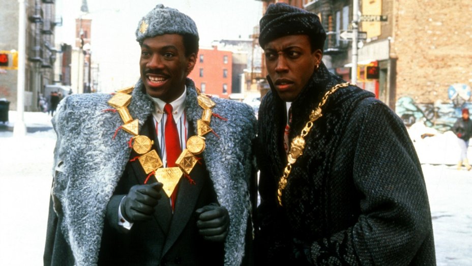 Aktor Eddie Murphy (kiri) ketika memerankan sosok Pangeran Akeem dalam film Coming to America yang diproduksi pada 1988 (hollywoodreporter)